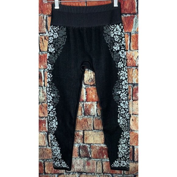 Fabletics Seamless 7/8 Mid Rise Leggings Small Black Floral Jacquard Design - Picture 2 of 4